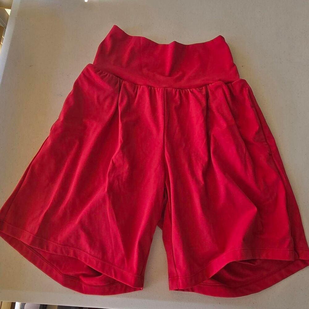 halara Red high-waisted shorts with built-in shorts. fits a xs or small